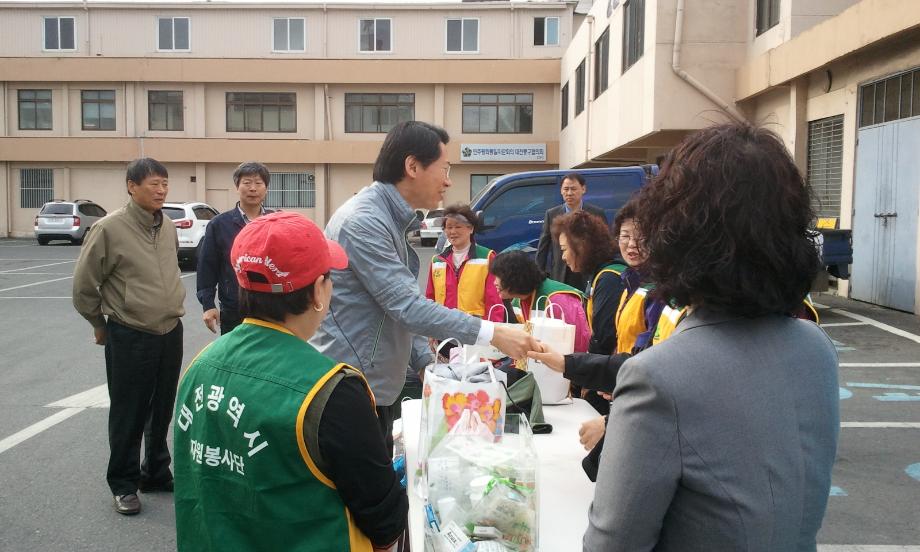 4월 헌옷 및 폐의약품 수거의 날 운영 이미지